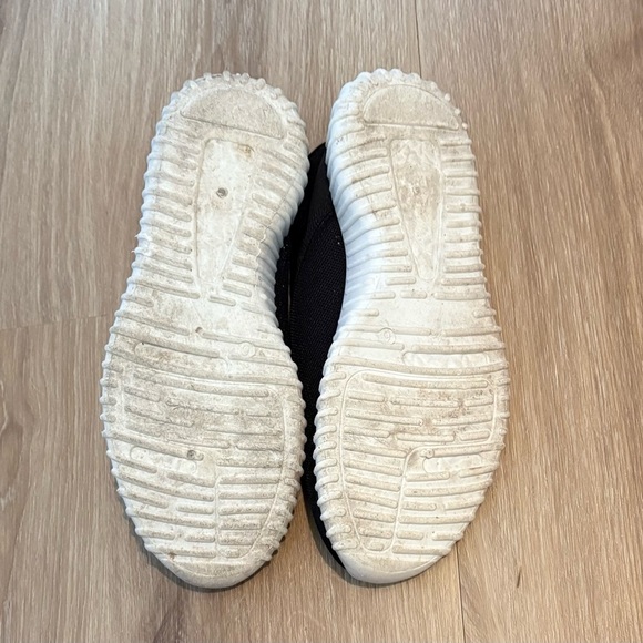 Simon Chang Woman’s 6 Black Slip-On Sneakers Shoes with White Soles - Picture 8 of 8